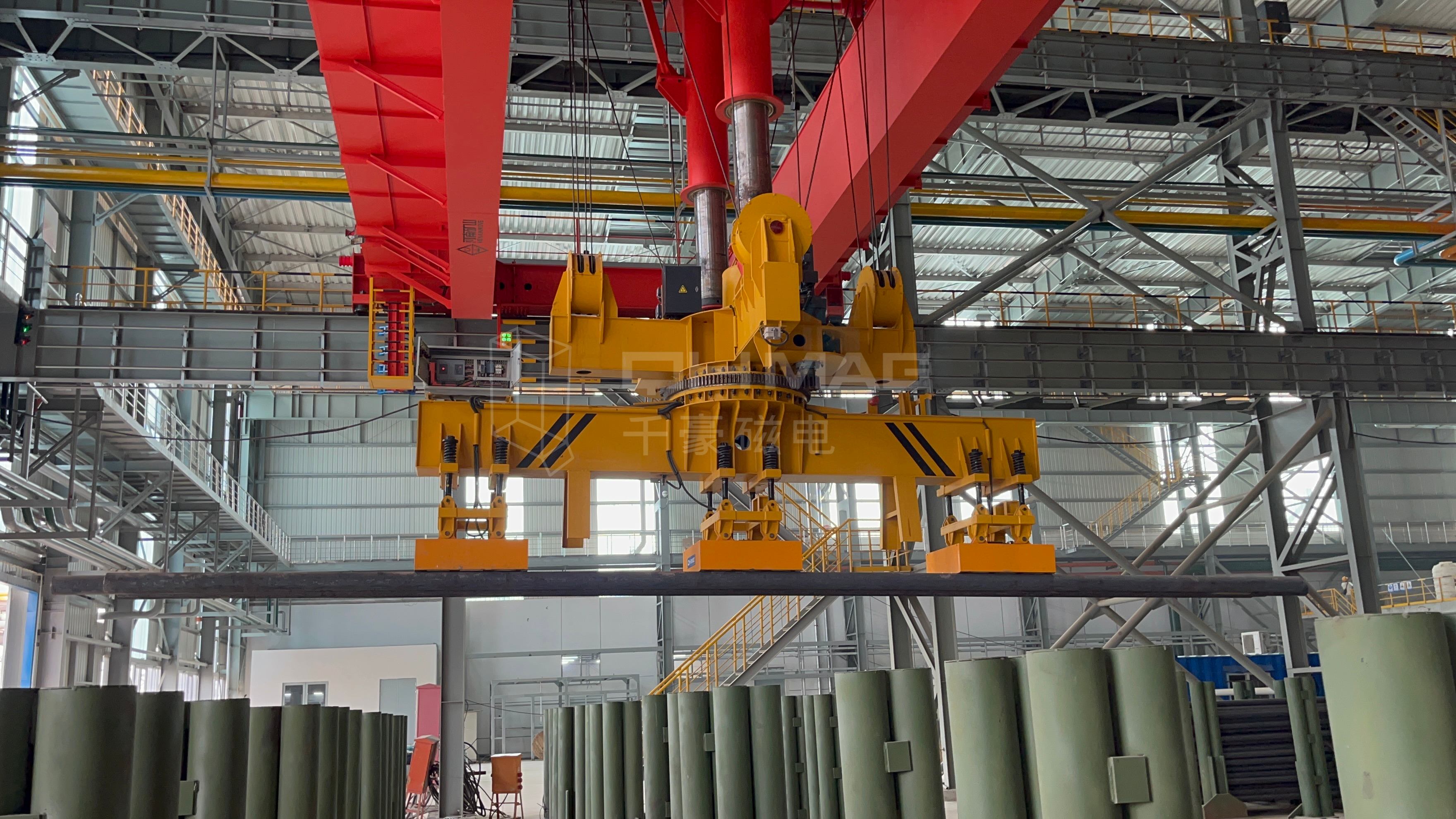 成排圓坯吊運(yùn)，圓坯吊運(yùn)，圓坯搬運(yùn)，吊圓坯，圓坯怎么吊，電永磁吊具，成排鋼管吊運(yùn)，一次吊一排圓坯，圓坯電永磁吊具，起重電永磁鐵，永磁起重器，起重電磁鐵，電磁吊，磁力吊，吊具，起重吊具，智能行車