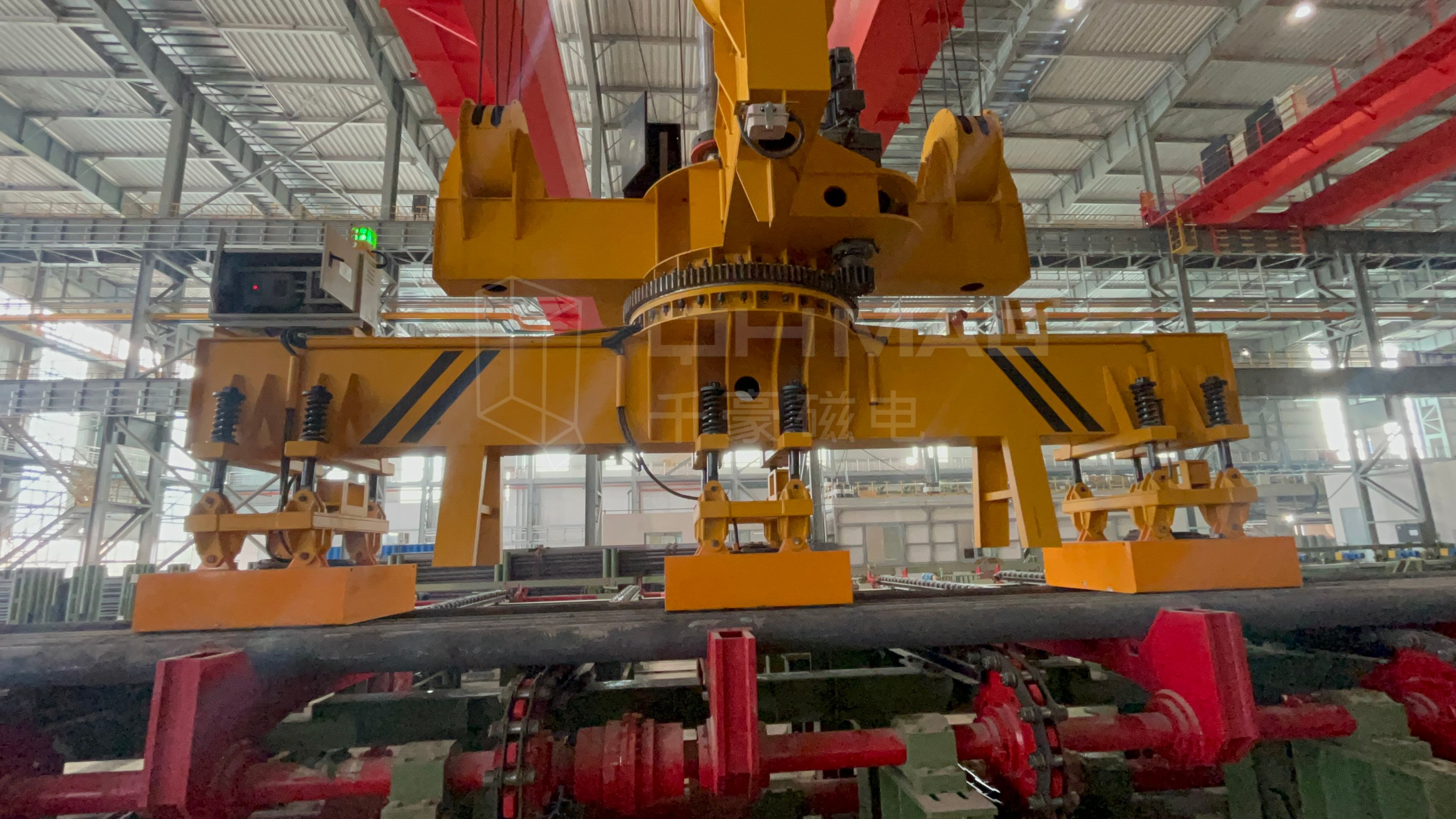 成排圓坯吊運(yùn)，圓坯吊運(yùn)，圓坯搬運(yùn)，吊圓坯，圓坯怎么吊，電永磁吊具，成排鋼管吊運(yùn)，一次吊一排圓坯，圓坯電永磁吊具，起重電永磁鐵，永磁起重器，起重電磁鐵，電磁吊，磁力吊，吊具，起重吊具，智能行車